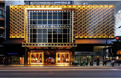 泸水门头设计与商业空间的纽带。